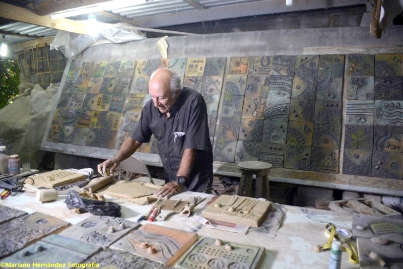 Thimo Pimentel trabajando en un mural 