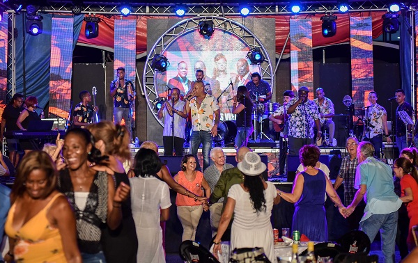 Adalberto. Las noches del caballero en la tropical