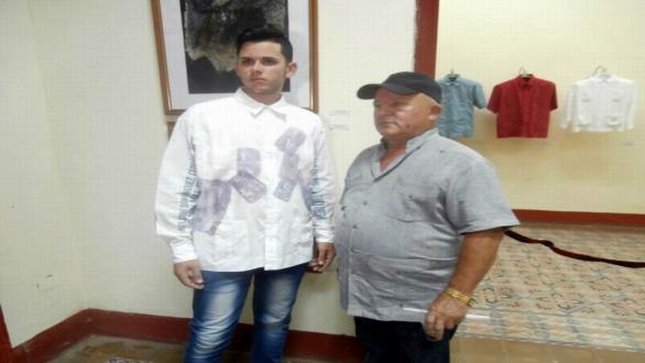 Modelo con guayabera y artista de la plástica Nelson Domínguez