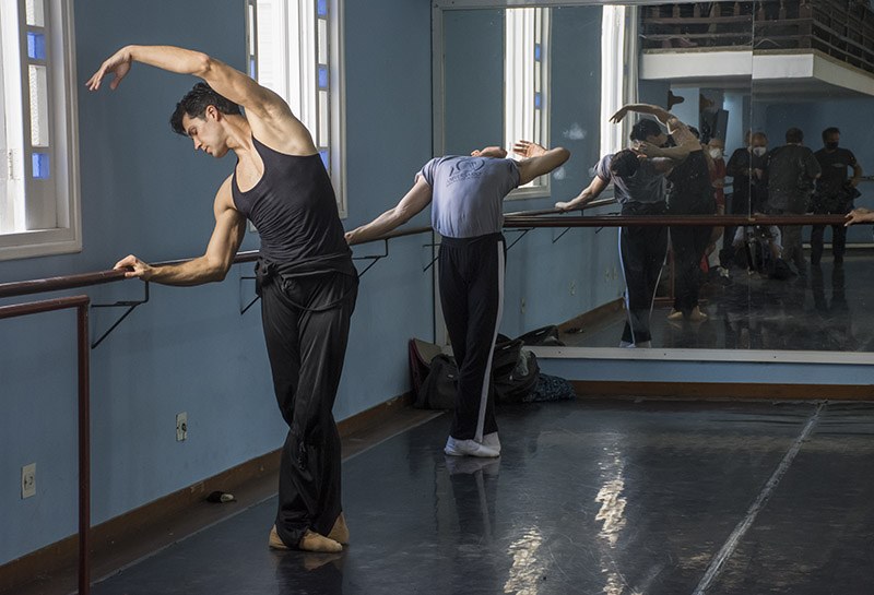 Roberto Bolle durante la clase demostrativa con el Ballet Nacional de Cuba