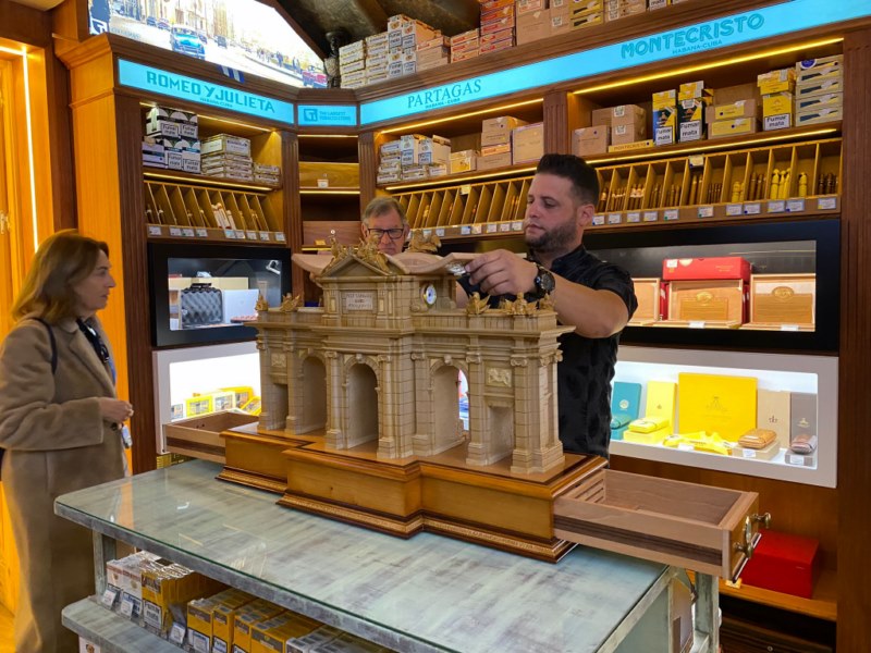 Exhiben en Madrid humidor inspirado en la Puerta de Alcalá