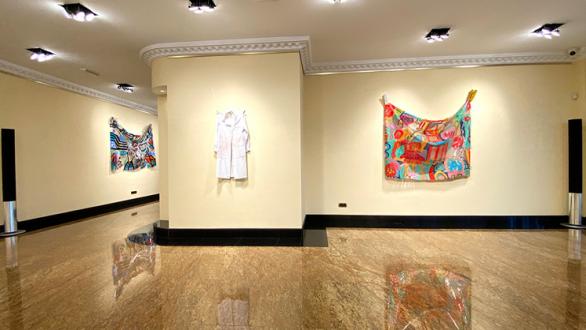 Vista de la muestra Ropa Tendida en STOA Gallery