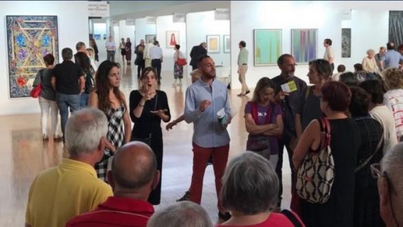 personas en feria de arte ARTESANTANDER 
