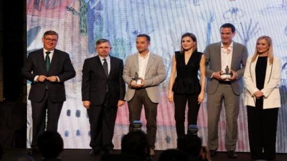 De izquierda a derecha: Marcial Marín Hellín, secretario de estado de Educación, Formación Profesional y Universidades; Luis Fernando Crespo, presidente de SM; Álvaro García Hernández, ganador del Premio Gran Angular 2016; S. M. la Reina; Roberto Santiago, ganador del Premio El Barco de Vapor; y Cristina Cifuentes, presidenta de la Comunidad de Madrid.
