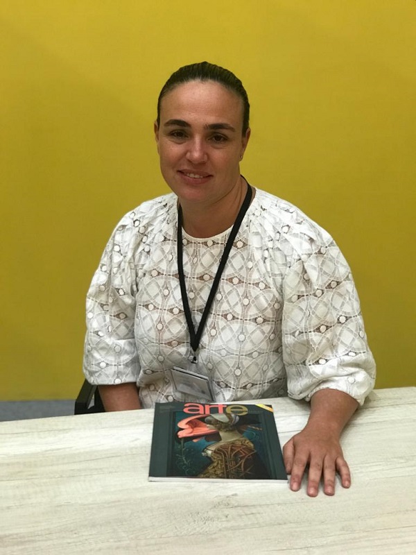 La entrevistada con la revista Arte por Excelencias 