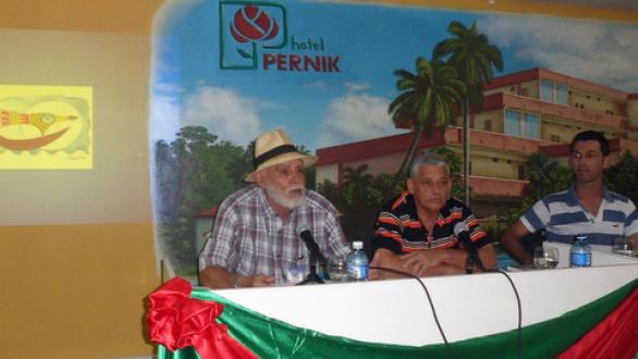 investigadores en el panel 