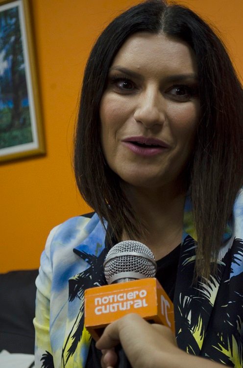 Laura Pausini ofrece declaraciones a la prensa