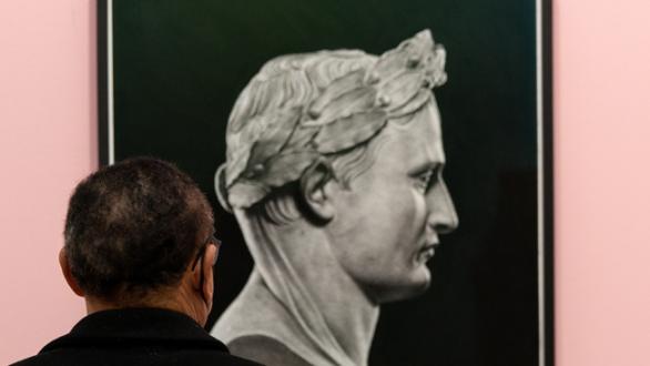 persona que observa obra de arte 