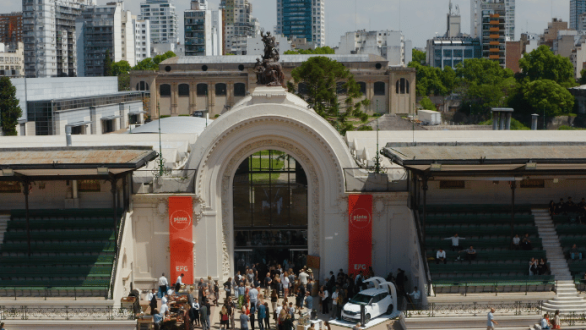 Entrada de Pinta BAphoto en La Rural de Buenos Aires con visitantes frente al Pabellón 8