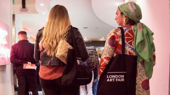 personas caminan por la feria London Art Fair