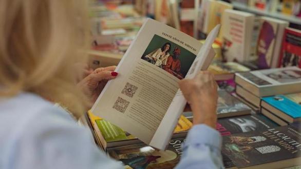 persona leyendo libro 