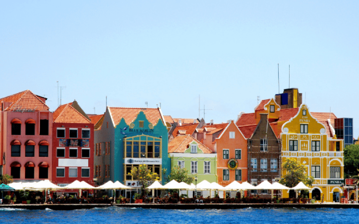 Fachadas históricas de colores en el barrio de Handelskade, en Willemstad, capital de Curazao y Patrimonio Mundial de la UNESCO