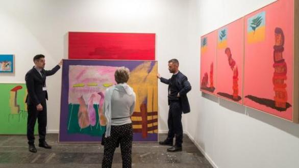 Vista de montaje de obras de arte en galería de ARCOMadrid