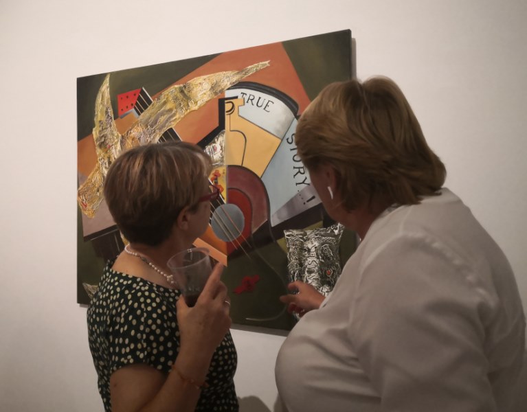 La galerista Nataliya Riesen explica la obra True Story (2013)