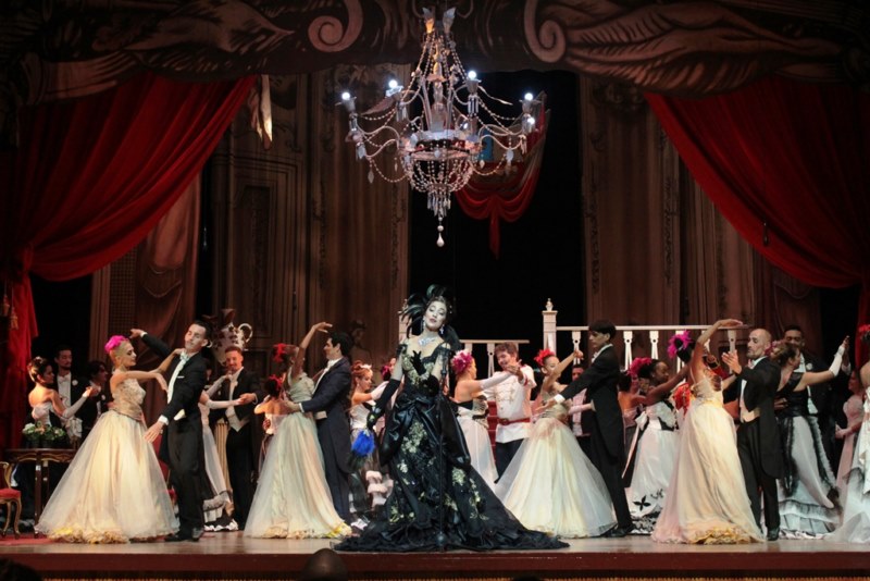 Presentación de La viuda alegre por el Teatro Lírico Rodrigo Prats de Holguín 