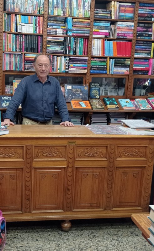 Fernando Evangelio, que conserva intacta la librería donde tantas tertulias hizo Wilfredo Lam  