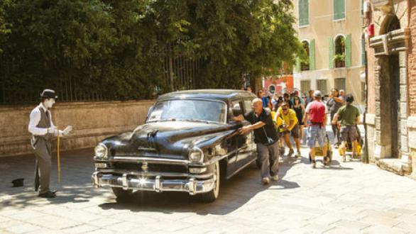 auto antiguo empujado. Obra de Esterio Segura en Venecia 