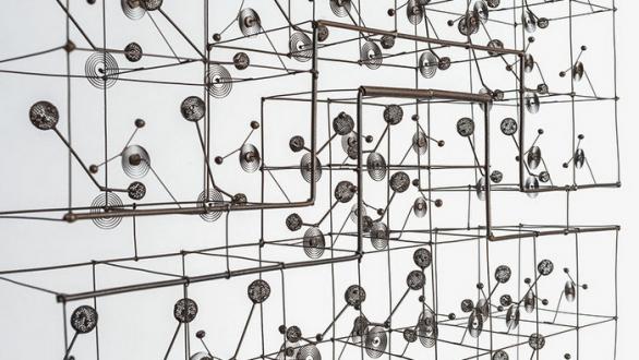 Günter Haese, Konvent ,1977, (detalle). Latón y bronce fosforado, barniz mate marrón oscuro