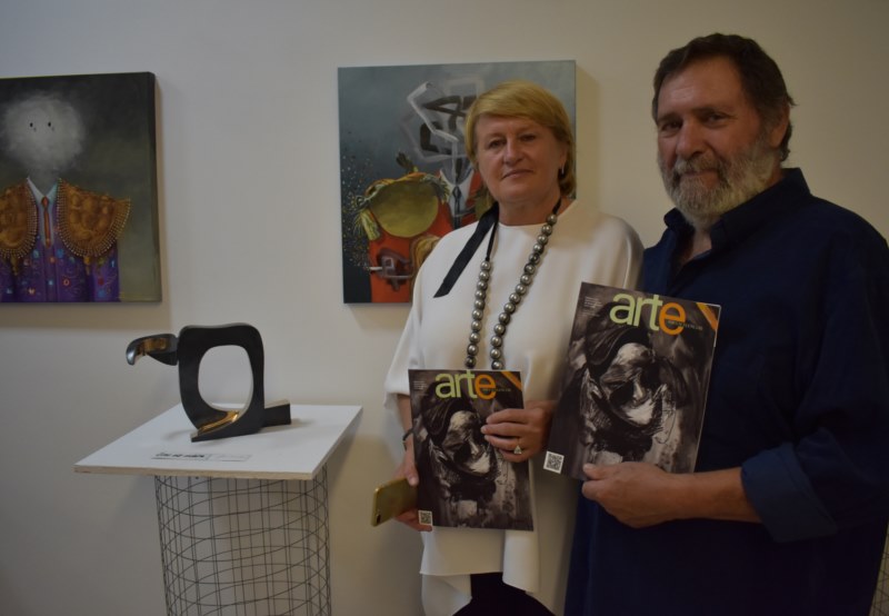 The gallery owner Nataliya Riesen with the sculptor Félix Martín