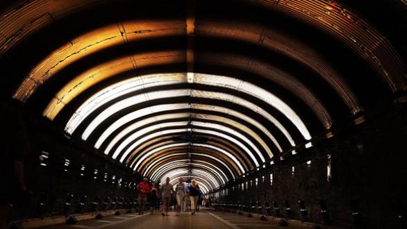 "Túnel de la Ciencia" de Rafael Lozano-Hemmer (México, 2011) 