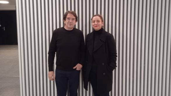 Ignasi Aballí, artista de “Corrección”, junto con la comisaria de la obra, Bea Espejo.