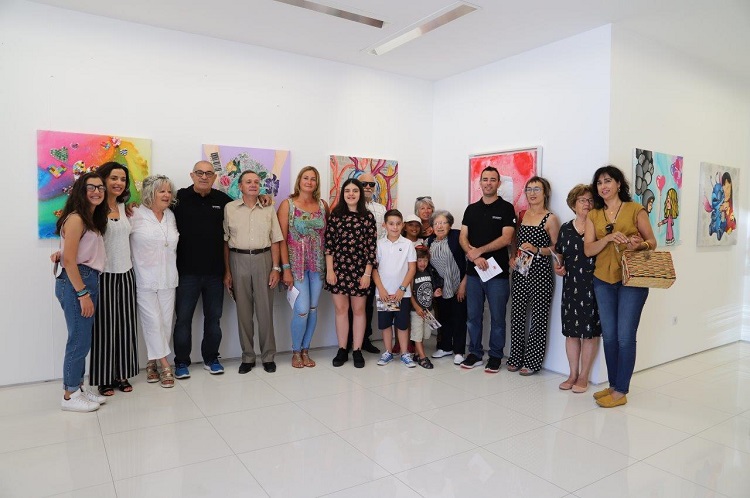 Grupo de alumnos con convidados