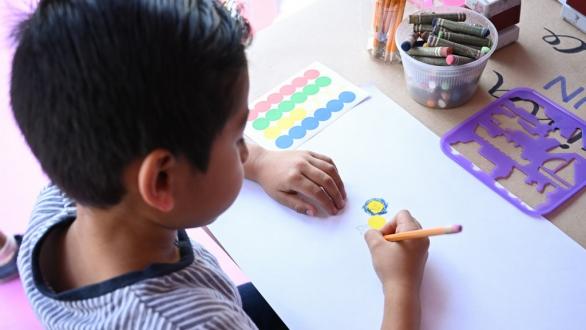 niño dibujando en su casa