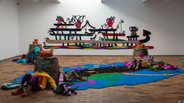 Afra Eisma, Tails Tell Tales, 2022 Wire, support, glazed ceramic, terracotta, fabric, foam, wood No Man's Art Gallery Artist's assistant: Alejandra López Martínez Unofficial head of the alien fashion department: Nadie Borggreve Photo: Davide Camesasca © Fundació Joan Miró, 2023