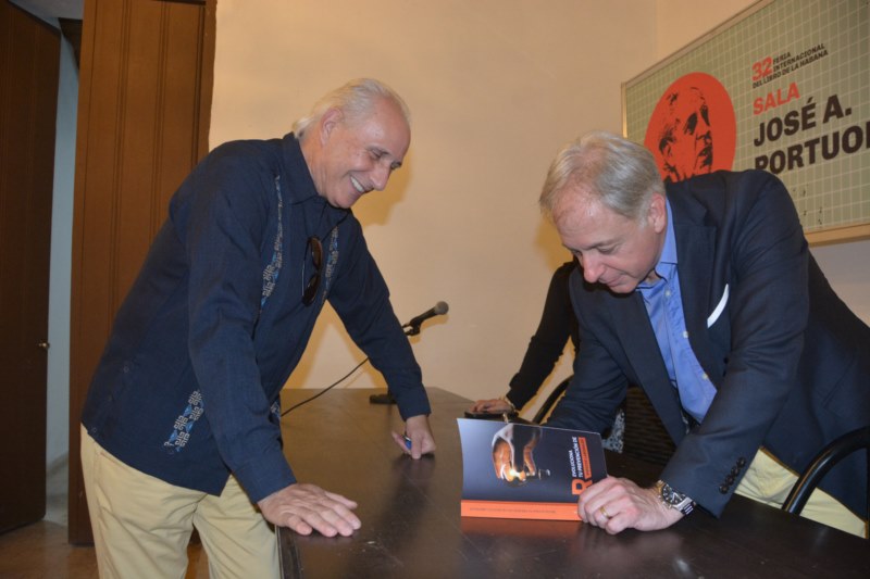 El autor de [R]evoluciona tu prevención de riesgos laborales firma un ejemplar al Sr. José Carlos de Santiago