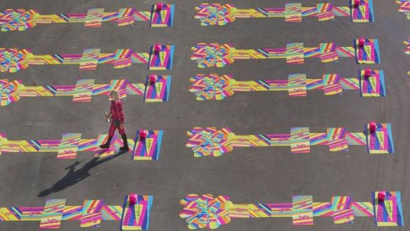 Marta Minujín y una de sus obras/Tomada de redes sociales 