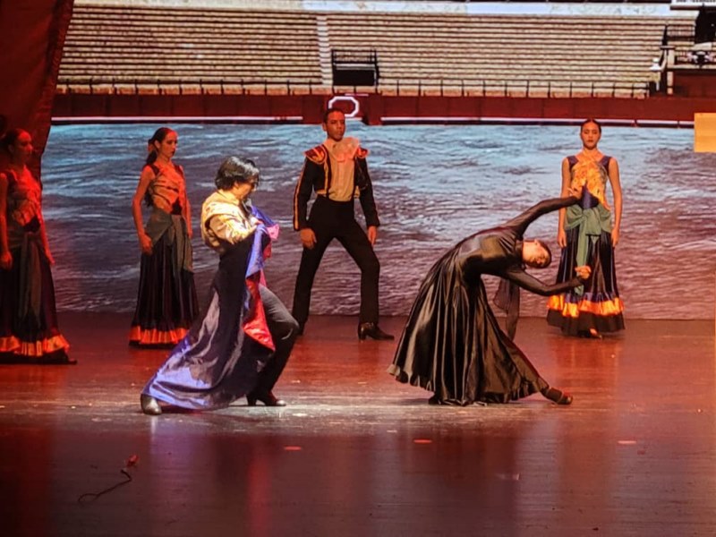4 Un momento alto de Carmen.Cuba, con Nayara Calderon (el Toro) y Daniel Martinez (el Torero) jubto al cuerpo de baile del BEC 