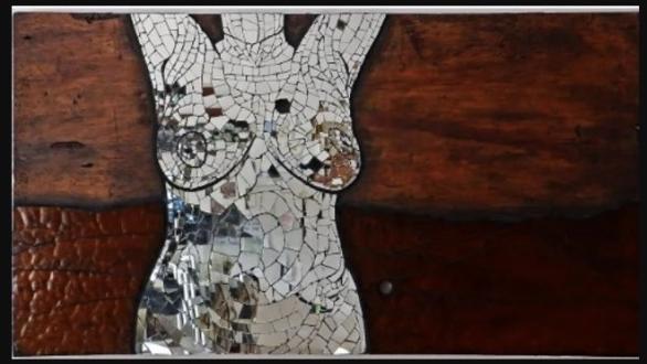 "Torso", espejo y vidrio sobre tabla, año 2025, mosaico de Adriana Mufarrege (Foto: prensa)