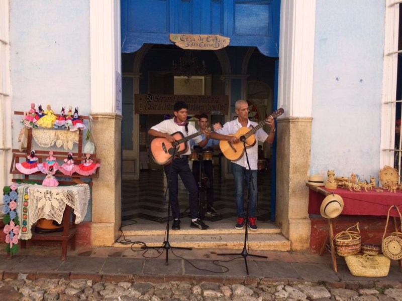 semana de la cultura de Trinidad 2023. Personas tocando guitarras 