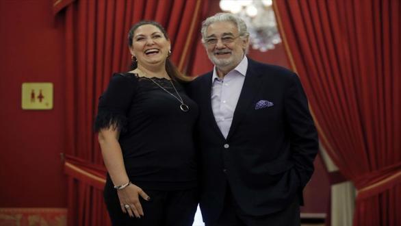 dos personas de pie- Anna Pirozzi- Plácido Domingo- arte