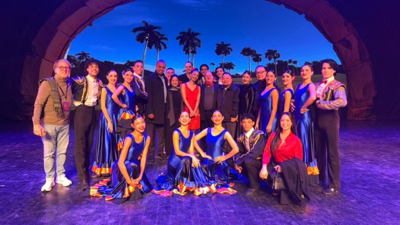 El consul de Cuba en Shanghai junto al BEC en la escena del Teatro Daning al finaliza la función 