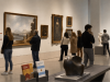 Visitantes recorren una sala de museo con referencias sutiles a España y Argentina antes de la final del Mundial