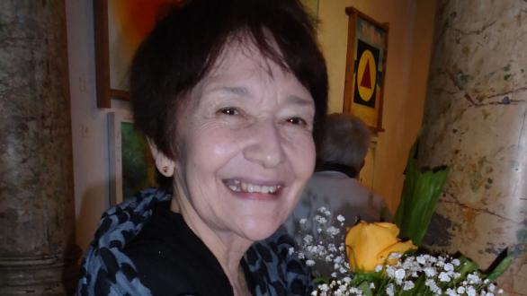 Iris Leyva, artista de la plástica al inaugurar su exposición 