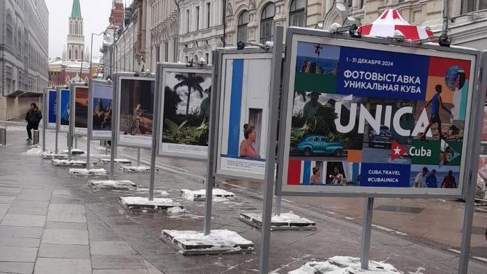 Exposición fotográfica "Cuba Única" cerca de la Plaza Roja en Moscú  