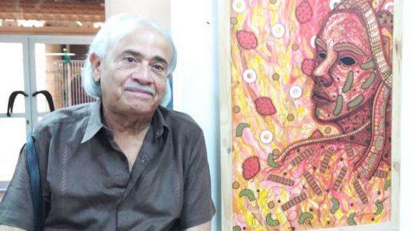 Manuel López Oliva junto a una de sus obras expuestas en Aforo