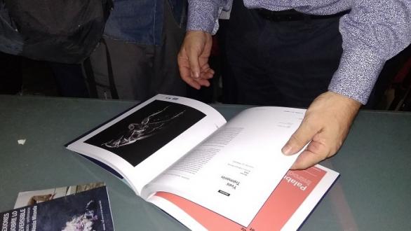 personas revisando el catálogo 