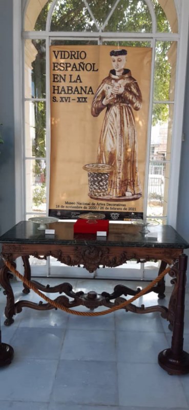 recorrido por la muestra Vidrio español en La Habana. S. XVI-XIX