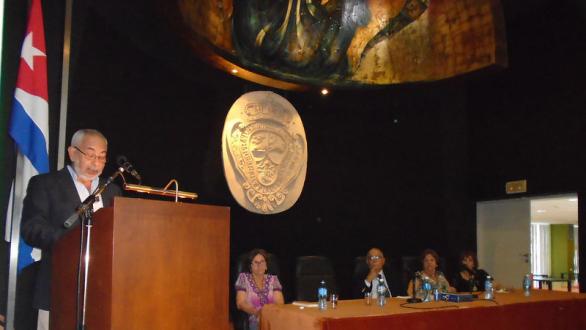 Leonardo Padura durante el discurso 