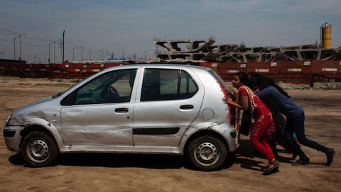 Exposición "By a Girl" de Serena De Sanctis 