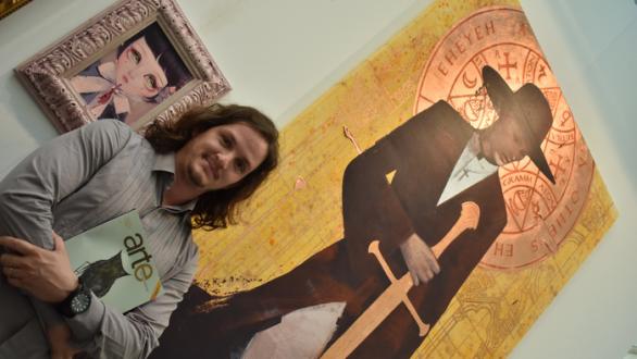 Lauzán con su obra y revista de arte 