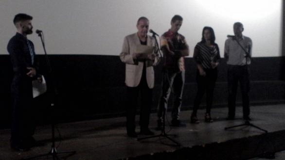 personas en presentación de documental Desafío a los cielos