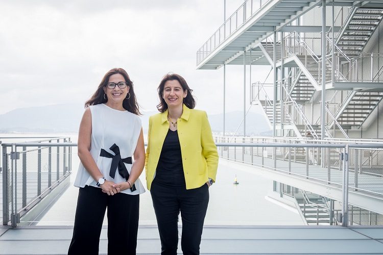 Miriam Díaz y Fátima Sánchez en el pachinko del Centro Botín