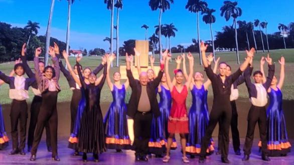  Eduardo Veitía, director del Ballet Español de Cuba, saludando al final de Carmen.Cuba, con los protagonistas y cuerpo de baile, en el Gran Teatro de Taicang