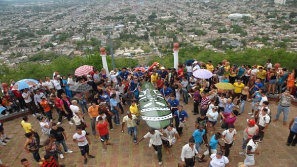 El ascenso del Hacha de Holguín a la Loma de la Cruz, tradición de las Romerías.Autor: Juan Pablo Carreras/(AIN)
