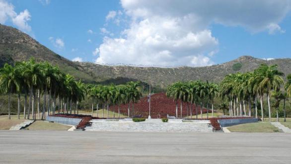 Majestuoso Mausoleo del Segundo frente