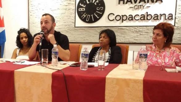 Reinier Rodríguez, director de la EGREM; a la derecha, Odalys Alberdi, directora de Eventos de la EGREM, y Ana María Pellón, directora de Desarrollo de Industrias Culturales del Ministerio de Cultura. A la izquierda la artista Eme Alfonso.